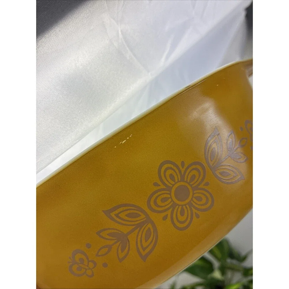 PYREX Butterfly Gold 043 1.5 Qt Oval Casserole w/ Lid & Cradle Vintage 70s